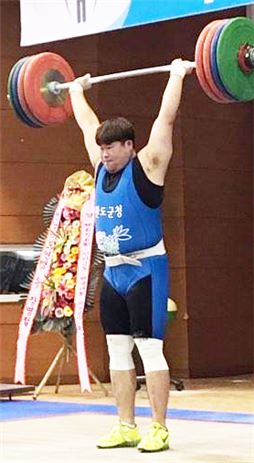 완도군청 역도실업팀, 금메달 바벨 높이 들다