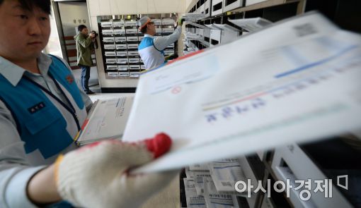 [포토]각 가정에 전달되는 선거공보물