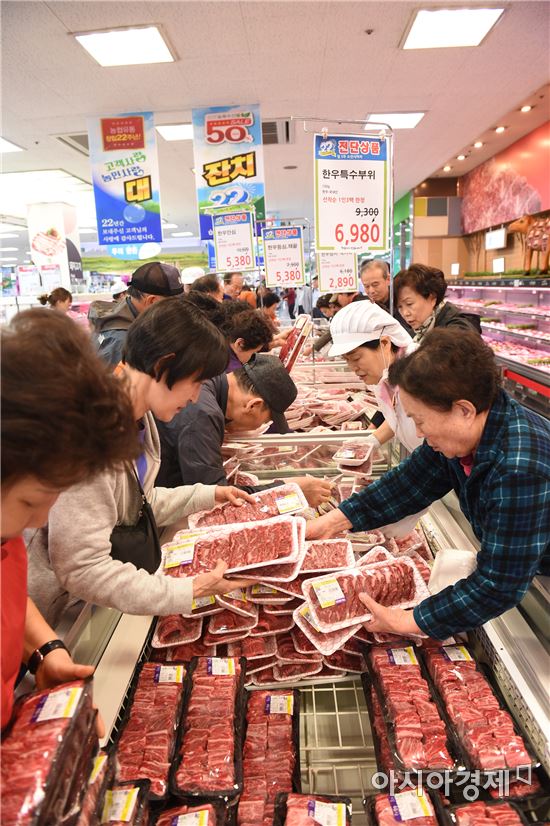 24일 농협하나로마트 서울 양재점에서 고객들이 한우를 구매하고 있다.(농협유통 제공) 