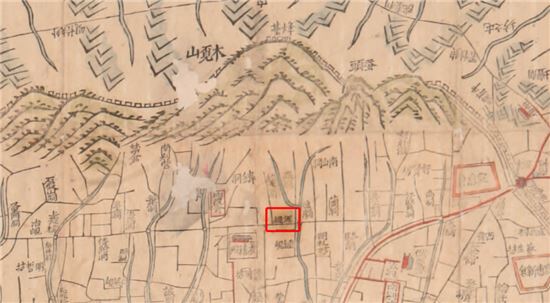 1840년대 제작된 김정호의 수선전도 (首善全圖)는 '서울의 지도'란 뜻인데, 산과 산 줄기에 채색이 되어있고 다양한 정보를 담고 있어 당대 소장품으로 가치가 높은 지도였다. 사진 속 빨간 네모 부분이 이현(泥峴), 진고개를 표기한 부분이다. 사진 = 수선전도, 김정호, 1840년대, 101.2 x 66 cm 