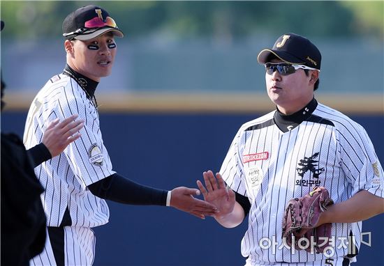 [포토]김상현-유창식, '개막전 승리했어요'