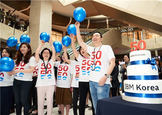 24일 서울 여의도 IFC몰 로비에서 열린 한국IBM 창립 50주년 기념식에서 한국IBM 임직원들이 함께 축하하고 있다.