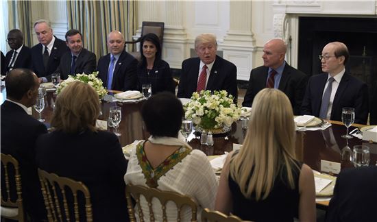 도널드 트럼프 미국 대통령(뒷줄 가운데)이 24일(현지시간) 백악관에서 유엔 안보리 이사국 대사들과 대화하고 있다. 사진=AP연합