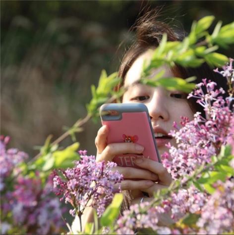 ‘예비엄마’ 박하선, 라일락 꽃 사이로 청초한 미모 발산