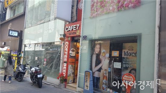 25일 서울 중구 명동 이면도로에 카페를 사이에 두고 두개의 건물이 통째로 비어있다. 