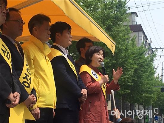 심상정 정의당 대통령 후보가 25일 서울 마포구 망원시장을 찾아 상인들을 상대로 지지를 호소하고 있다. 