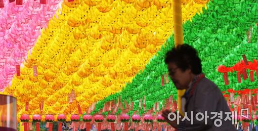 [포토]오색 연등 아래 
