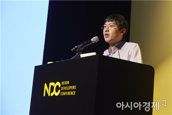 25일 경기창조경제혁신센터에서 열린 넥슨 개발자회의 'NDC 2017' 에서 이은석 넥슨 디렉터가 기조연설을 하고 있다.