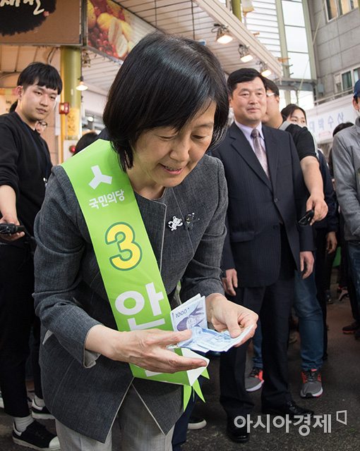 [포토]돈 세는 김미경 교수