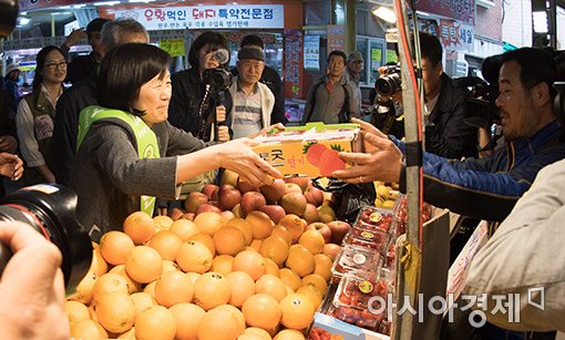 [포토]딸기구입하는 김미경 교수