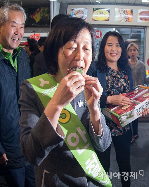 [포토]홍어무침 먹는 김미경 교수
