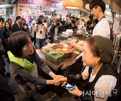 [포토]재래시장 찾은 김미경 교수