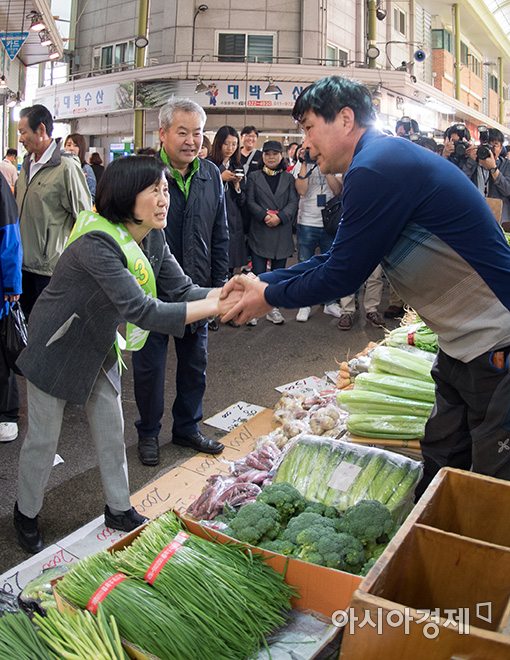 [포토]재래시장 찾은 김미경 교수