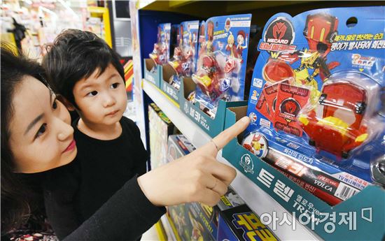 25일 홈플러스 서울 강서점에서 고객이 아이와 함께 완구를 고르고 있다.(사진=홈플러스 제공) 