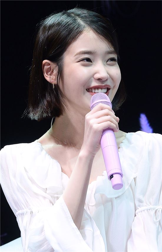 아이유 '효리네 민박' 출연…민박 스태프로 참여