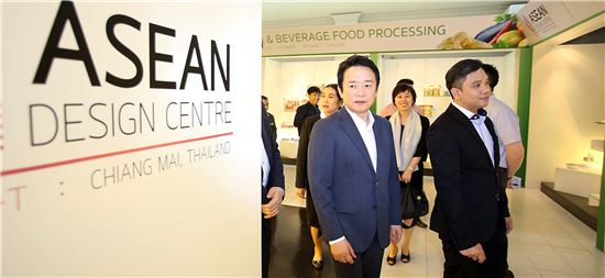 남경필 경기도지사가 태국 치앙마이주에 있는 아세안디자인센터를 찾아 관계자들과 전시관을 둘러보고 있다. 