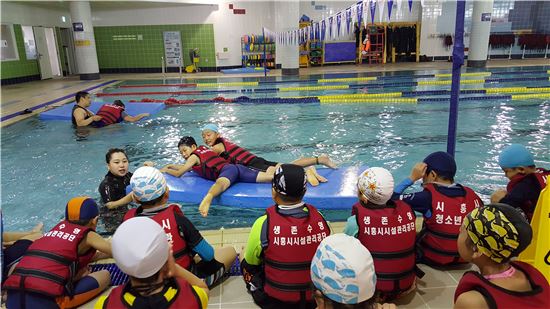 광명지역 초등학교 3학년생들이 수영교육을 받고 있다. 
