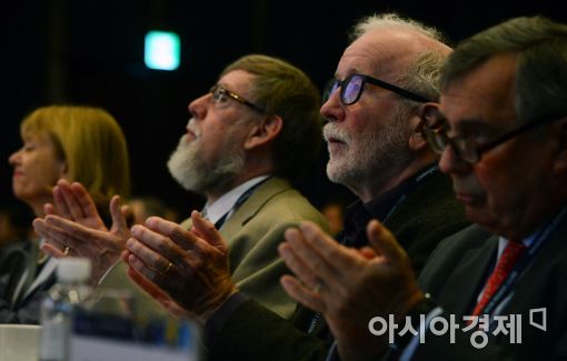 [포토]이주열 개회사에 박수치는 참석자들