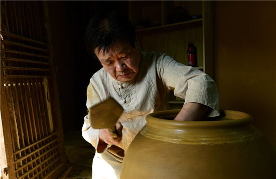 무유옹기 장인으로 유명한 장성우 장인이 외고산 옹기마을 작업실에서 옹기를 만들고 있다.