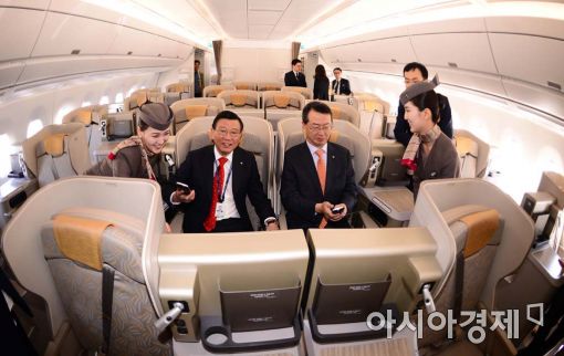 [포토]A350 둘러보는 박삼구 회장-김수천 사장 