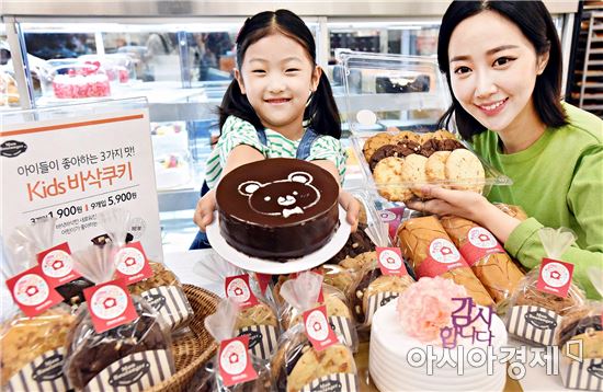 26일 홈플러스 서울 강서점에서 모델들이 어린이를 위한 케이크와 쿠키를 선보이고 있다.(홈플러스 제공) 