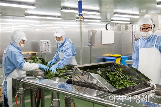 [르포]김재철 회장이 주문해 먹는 전이 내 식탁에…더반찬 DSCK센터서 태어난 '집반찬'