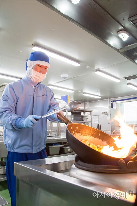 [르포]김재철 회장이 주문해 먹는 전이 내 식탁에…더반찬 DSCK센터서 태어난 '집반찬'