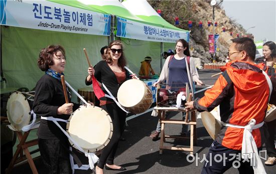 '현대판 모세의 기적' 진도 신비의 바닷길 축제 개막…29일까지 열려