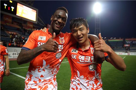 제주 유나이티드 멘디(왼쪽) / 사진= 한국프로축구연맹 제공