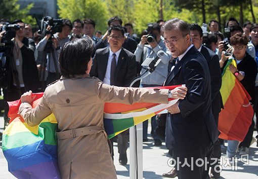 [포토]문재인 후보 앞에서 레인보우 깃발 든 동성애자