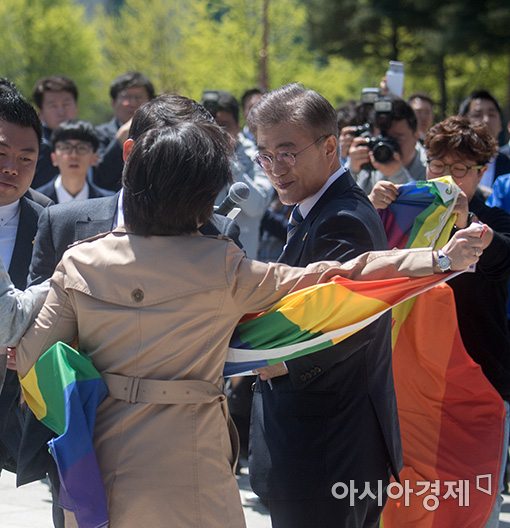 [포토]동성애자들에게 항의 받는 문재인