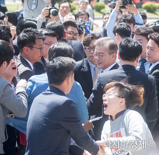 [포토]동성애자들, 문재인 후보 앞에서 기습 시위