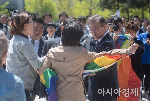 [포토]동성애자들 항의 받는 문재인 후보