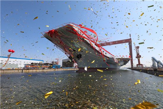 지난 26일 중국 다롄(大連)에서 중국의 첫 국산 항공모함 '산둥함'의 진수식이 거행되고 있다. (사진=AP연합)