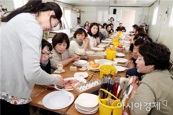 [포토]광주 동구, 도자기핸드페인팅 전문가과정 개강