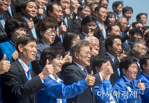 [포토]문재인, 국방안보인들과 엄지 '척'