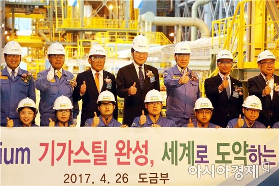 이낙연 전남지사, 권오준 포스코 회장, 정인화 국회의원, 정현복 광양시장, 장인화 철강생산본부장, 유성 기술투자본부장, 김학동 광양제철 소장, 김태균·강정일 도의원, 송재천 광양시의장 등이 26일 포스코 광양 7CGL(용융아연도금 강판라인) 신설사업 준공식에 참석, 공장 관계자들과 기념촬영하고 있다. 사진제공=전남도
