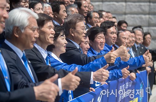 [포토]국방안보도 문재인이 엄지 '척'