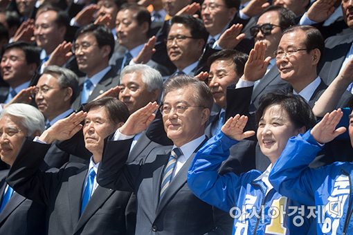 [포토]문재인, '국민들께 거수 경례'