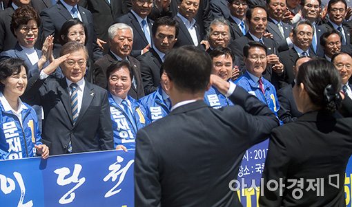 [포토]문재인, 국방안보 1000인 지지에 대한 경례