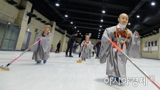 [포토]빙상장 누비는 동자승들