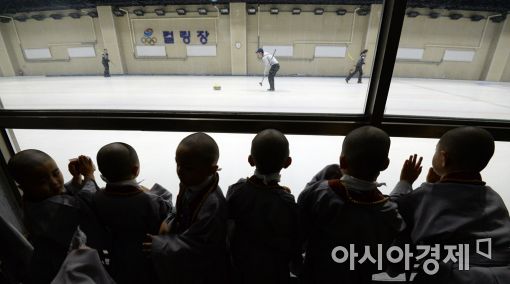 [포토]컬링장 방문한 동자승들