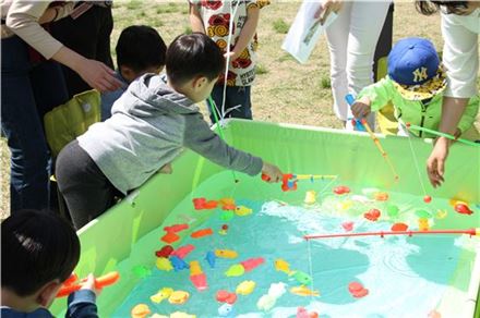 지난 22일 서울 어린이대공원에서 열린 '본도시락데이' 행사에 참석한 아이들이 자석으로 된 오징어를 잡고 있다.