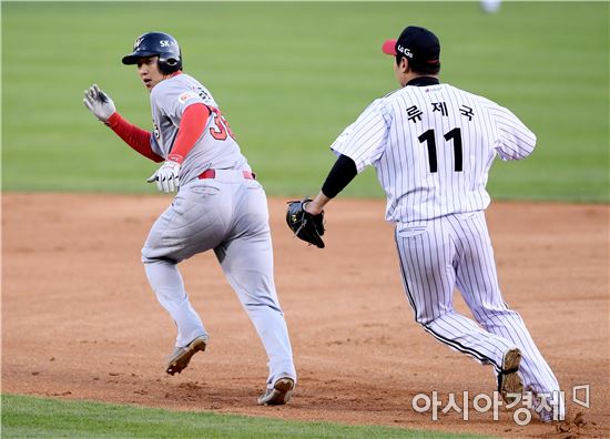[포토]김동엽, '런다운에 걸리다니'