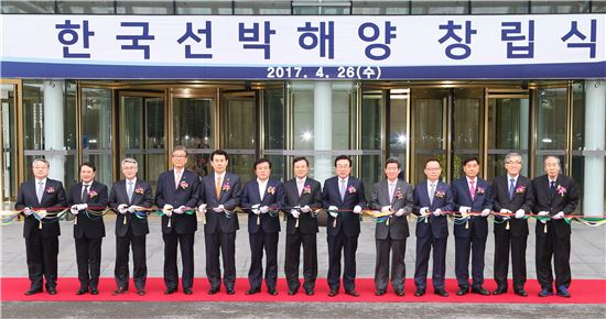 (왼쪽부터 세번째부터) 문창용 자산관리공사 사장, 이동걸 산업은행 회장, 정은보 금융위 부위원장, 이진복 국회 정무위원장, 나성대 한국선박해양 사장, 서병수 부산시장, 윤학배 해수부 차관, 홍영표 수출입은행 수석부행장, 이종철 부산 남구청장, 유창근 현대상선 사장