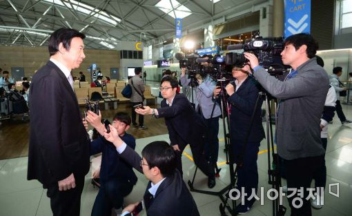[포토]北 비핵화회의 참석 위해 출국하는 윤병세 장관