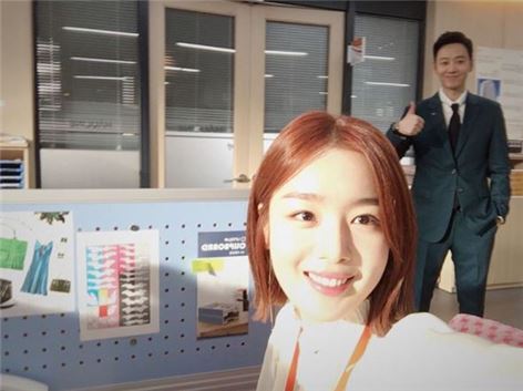 ‘자체발광 오피스’ 한선화, 따사로운 햇빛에 ‘자체발광 미모’