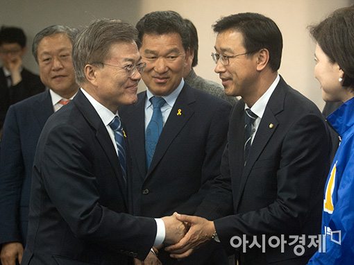 [포토]문재인, 농어업과 지방분권 공약 발표