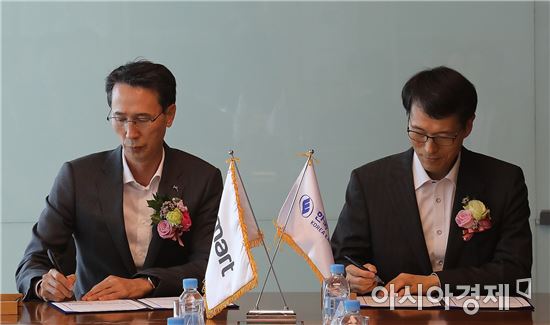 이갑수 이마트 사장(왼쪽)과 강남훈 에너지공단 이사장이 27일 이마트 성수동 본사 19층에서 탄소중립 프로그램 양해각서(MOU)에 서명하고 있다.(이마트 제공) 
