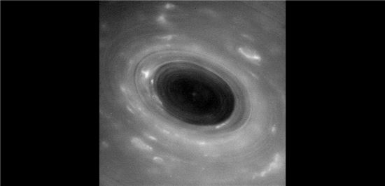 ▲카시니 호가 토성으로부터 고작 3000km 거리에서 찍은 토성의 대기권.[사진제공=NASA]